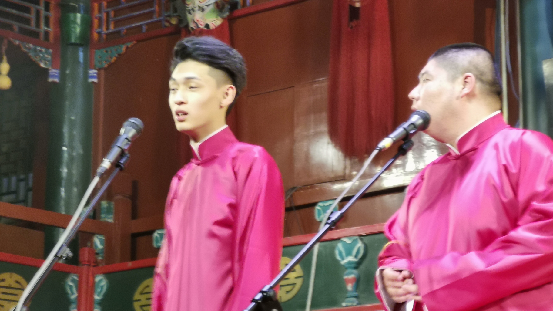 秦霄贤上班。